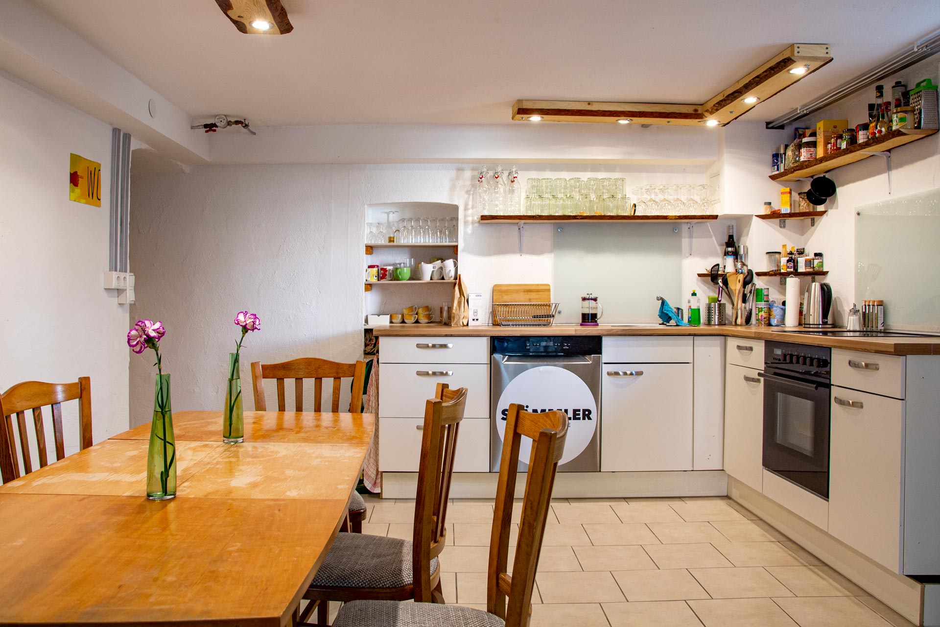 Einzelner Schreibtisch mit Laptop im Coworking Space Jena