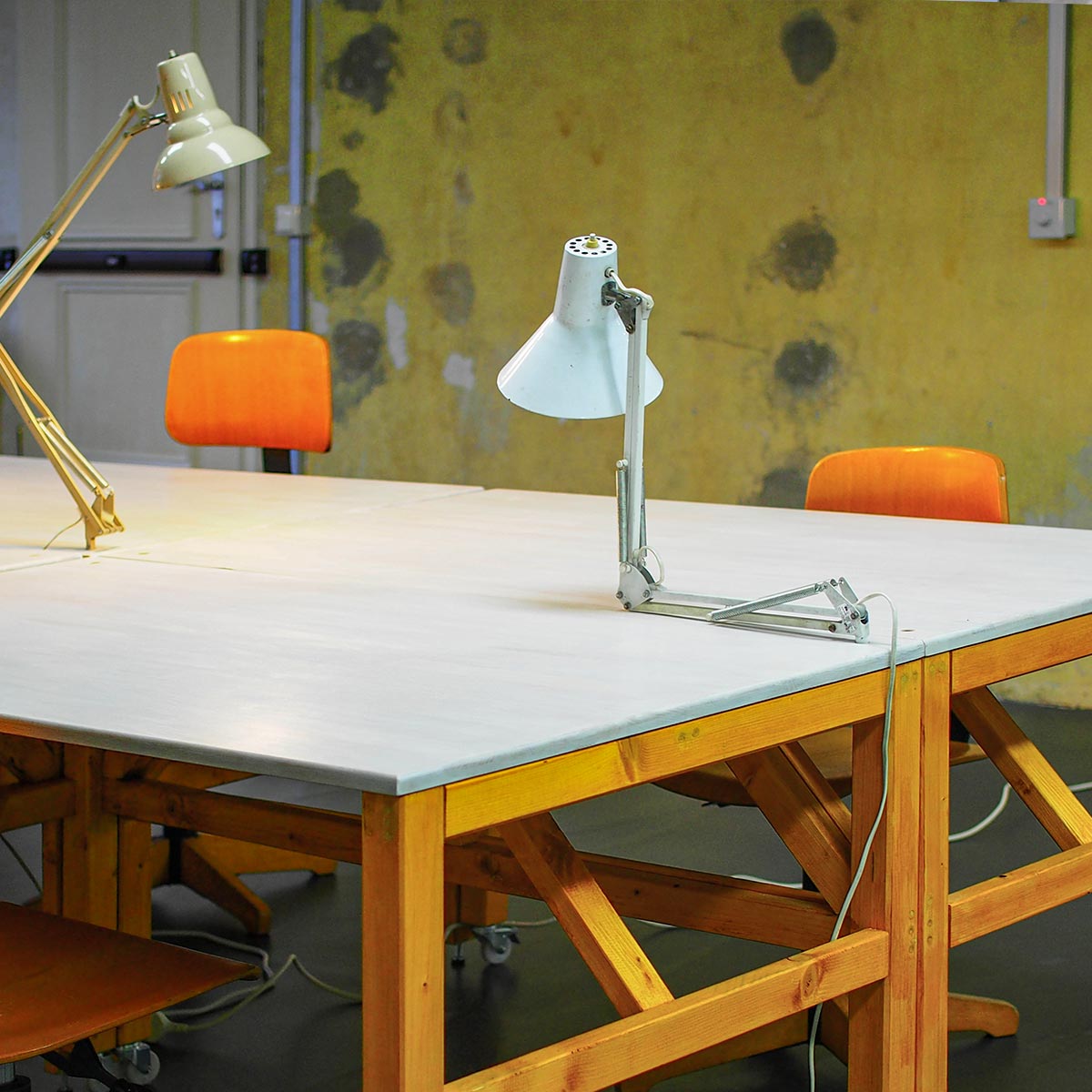 Arbeitsplätze und Gemeinschaftsbereich im Leuchtturm Workspace